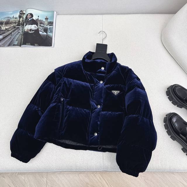 爆单推荐 pd 25Ss 秋冬最新款可拆卸袖丝绒羽绒面包服不挑个子立体剪裁H版型 上身时髦又帅气 秋冬必备街头风叠搭保暖单品 经典Logo三角标装饰 国标90白