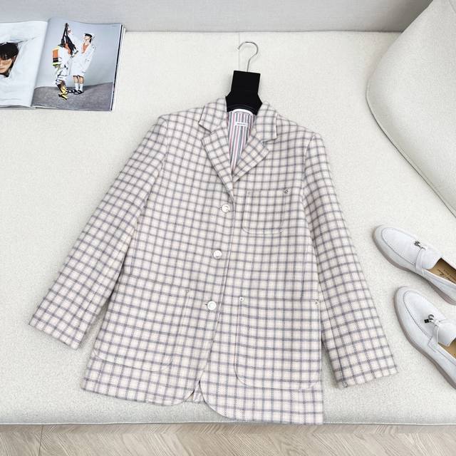 独家款～ Tb 25Ss 秋冬最新款粉格粗花呢西装外套经典单排扣设计轻松打造出时尚腔调～立体剪裁自然收腰版型不挑人 上身可甜可盐沉稳中不失俏皮 进口羊毛面料质感