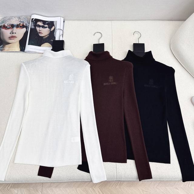 人手必备 Bc 25Ss 秋冬最新款经典Logo刺绣装饰高领打底衫 日常必备款 各种好穿好搭配 采用羊毛针织纱线面料 十分软糯贴身舒适 经典图案刺绣装饰有亮点又