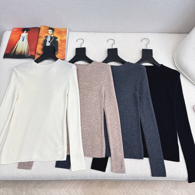 人手必备 Max 25Ss 秋冬最新款极简风圆领打底衫 日常必备款 各种好穿好搭配 采用羊毛针织纱线面料 十分软糯贴身舒适 四色现货发售Sml S码：肩宽39胸