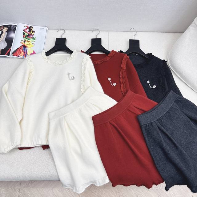 独家首发 C家 26Ss 早春最新款优雅名媛气质套装木耳边装饰宽松圆领毛衣+松紧腰半裙 百分百精纺羊毛纱线面料 简约大气慵懒版型 经久耐穿 保暖度和颜值却都在线