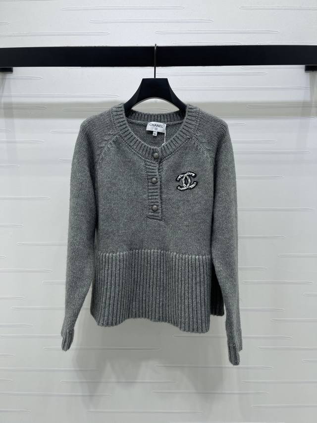 上新原单高端品质 Chane* 2025秋冬最新系列！半开襟针织上衣！定制进口羊毛针织材质 质感上乘 沿用纽扣调节半开襟设计 衣摆以弹力坑条螺纹包边收窄 展示纤