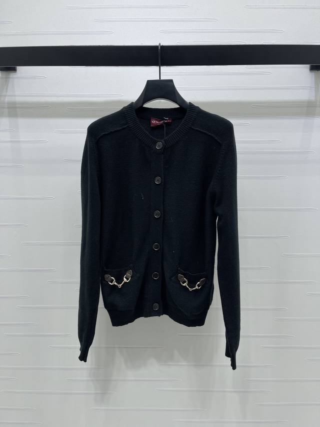 上新原单高端品质Gucc* 2025秋冬最新系列！链条口袋针织开衫！定制羊毛纱线织造，密度细针织造，清晰毛感肌理，舒适亲肤，圆领开衫剪裁，口袋边缘点缀的马蹄链扣