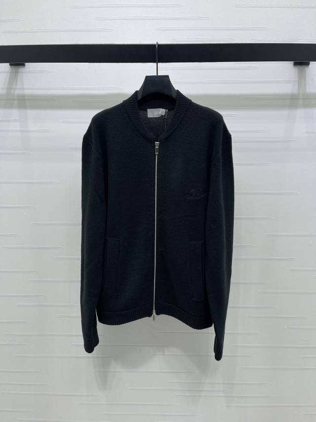 上新原单高端品质 Dio* 2025秋冬最新系列！刺绣字母针织拉链开衫！定制羊毛纱线织造，质感光泽，柔软亲肤，拉链开衫剪裁，肌理平针铺陈，显瘦不失时尚感。领口袖