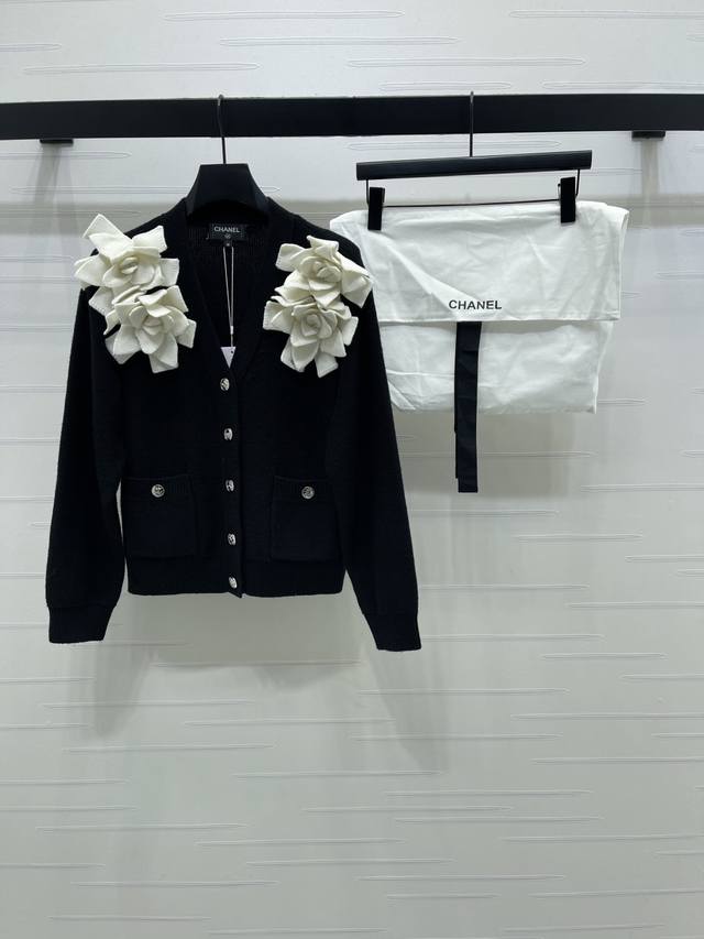 上新原单高端品质 Chane* 2025秋冬最新系列！立体山茶花针织开衫！定制羊毛纱线织造，质感高级，舒适柔软，V领针织开衫剪裁，前襟印刻纽扣与口袋处呼应，凸显