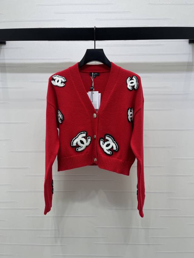 上新原单高端品质 Chane* 2025秋冬最新系列！双C字母针织开衫！定制全棉纱线织造 质感细腻 舒适好穿 V领短款针织开衫 点缀开模扭扣 修饰肩颈线条同时增