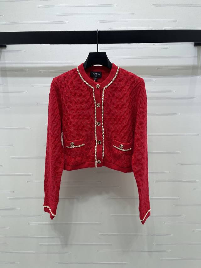 上新原单高端品质 Chane* 2025秋冬最新系列！链条圆领针织开衫！定制羊毛针织材质 柔软细腻 质感十足 领口皮革链条装饰与袖口相呼应 单排金属双C纽扣 尽