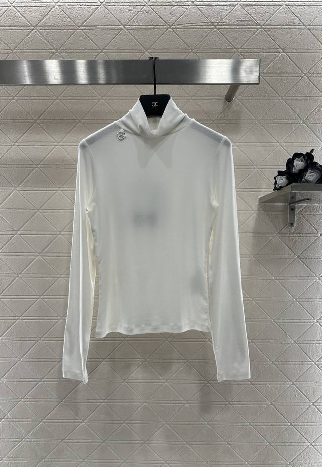 prad*2025新品上架 高领金属徽标打底衫 定制Yb天丝羊毛材质，柔软细腻，质感舒适，高领打底衫剪裁，通体素色百搭耐看，纱线面料弹性十足，贴合身体曲线，视觉