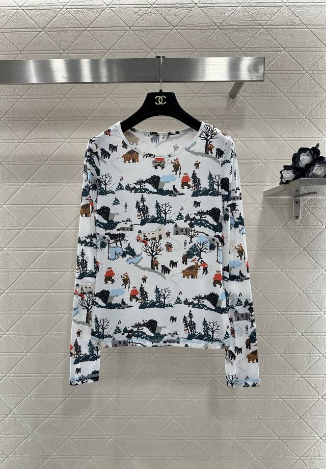 Chane*2025新品上架 圆领滑雪印花上衣 25Coco圣诞滑雪系列#定制Yb进口棉毛材质，质感舒适，弹力十足，修身圆领上衣裁剪，胸口居中位置点缀水钻蝴蝶结