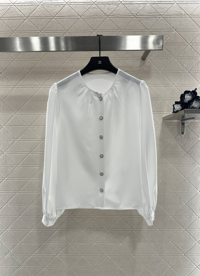Chane*2026新品上架 圆领泡泡袖衬衫 定制Yb进口雪纺纱材质，质感舒适，垂顺有型，纽扣开襟衬衫，两侧压褶袖口束紧收型处理，直筒宽松版型，包容满分，泡泡袖