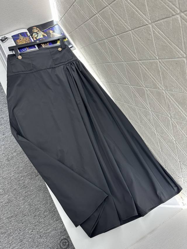 p260Chane*2026新品上架 海军翻领上衣压褶半裙套装 定制Yb进口丝塔稠材质，质感光泽，穿搭轻盈舒适，披肩衬衫中长半裙套装，上衣领边呈现海军披肩处理，