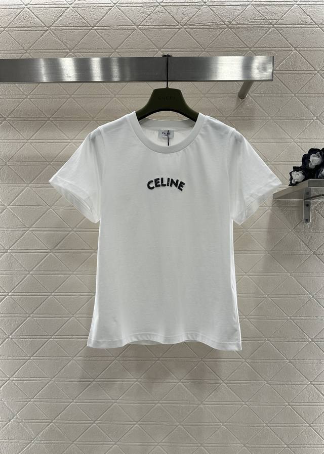 Celin*2026新品上架 立体钉珠徽标 定制Yb丝光全棉材质，透气舒适，质感十足，修身短袖T恤，胸前利用刺绣工艺处理，让钉珠呈现出立体撞色效果，勾勒出字母徽