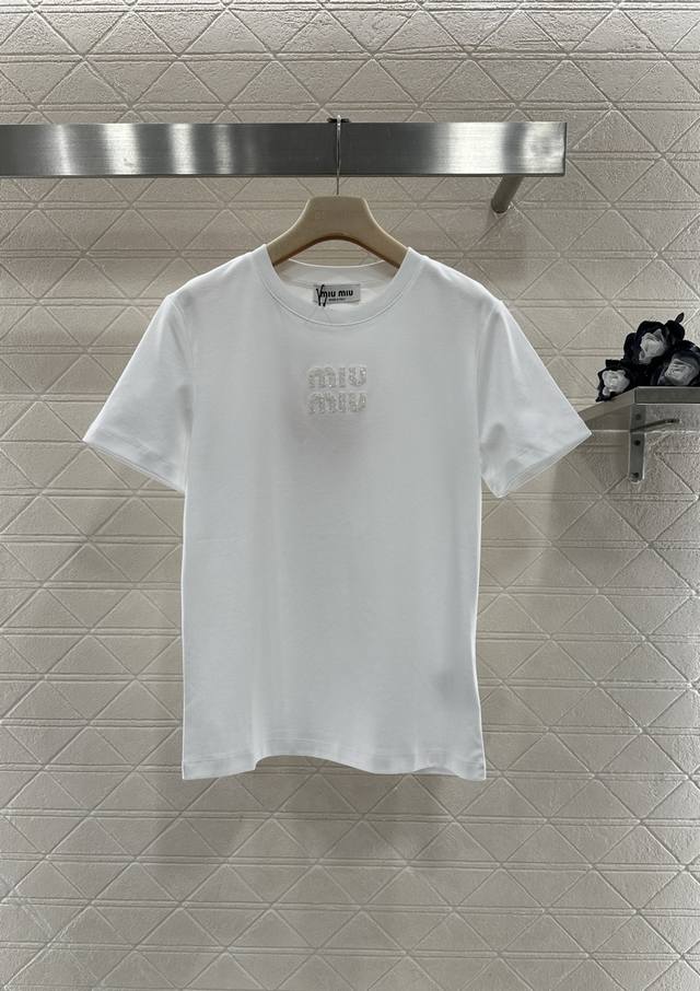 Miumi*2026新品上架 立体亮片徽标 定制Yb丝光全棉材质，透气舒适，质感十足，修身短袖T恤裁剪，胸前利用刺绣工艺处理，让亮片呈现出立体撞色效果，勾勒出字