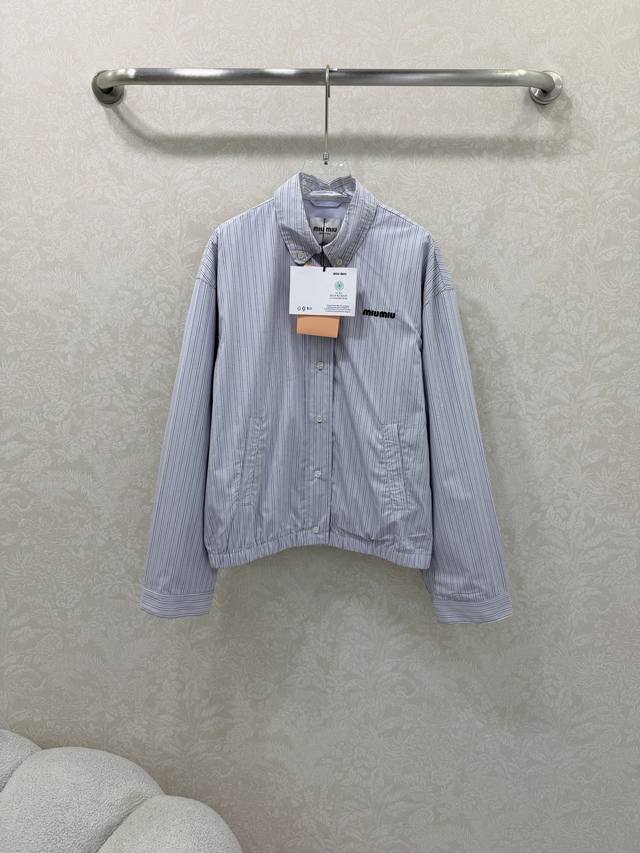 Miumi* 26Ss早春新款高版出品！蓝灰细条纹自带法式慵懒滤镜，Oversize的宽松版型，是藏肉显瘦的“氛围利器”，落肩袖+长袖口的设计，抬手间全是松弛感