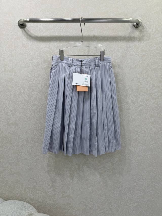 Miumu*26早春条纹中长百褶半裙，穿搭舒适，柔软亲肤。高腰百褶半裙版型，利落压褶配合微A廓形，包容腰胯和大腿线条，居中位置点缀刺绣工艺字母徽标，彰显品牌格调
