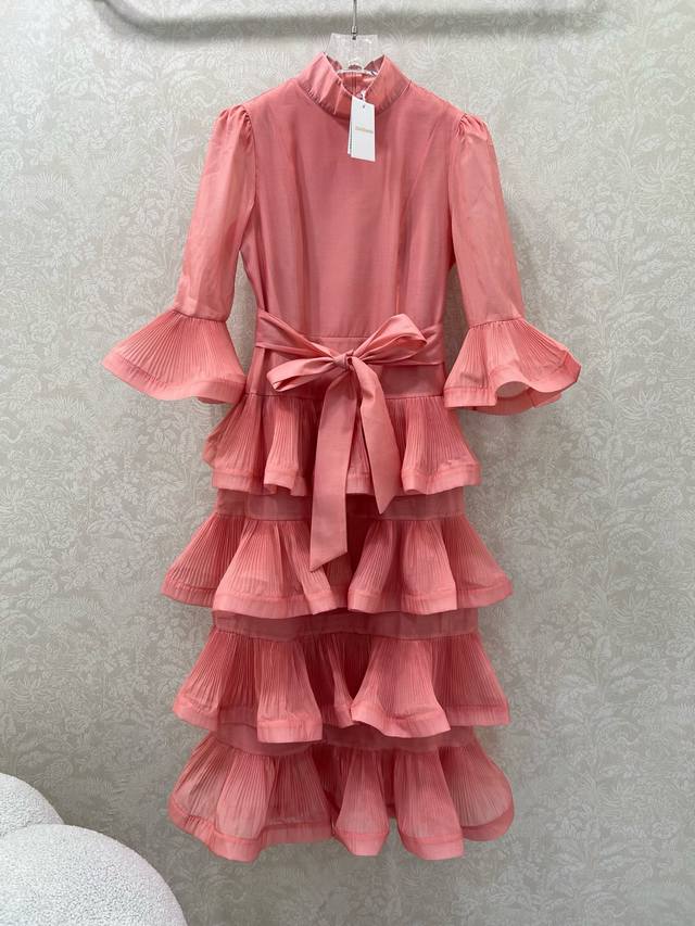 新出粉色 Zimmerma*N兹默曼25新款高端定制重工细褶波点印花连衣裙 极具特色的褶皱面料挺括有型！公主蛋糕裙的既视感 小立领喇叭袖本布腰带收腰显瘦蛋糕连衣