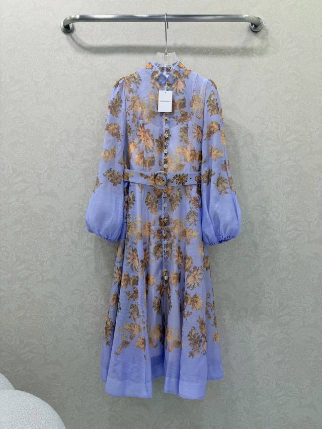 Zimmerman*兹 默曼 26早春紫色花色立领 长款连衣裙 小立领和灯笼袖设计 前襟定制多宝花样五金 超吸睛让人眼前一亮 袖口收紧变成泡泡袖 配送本布色系腰