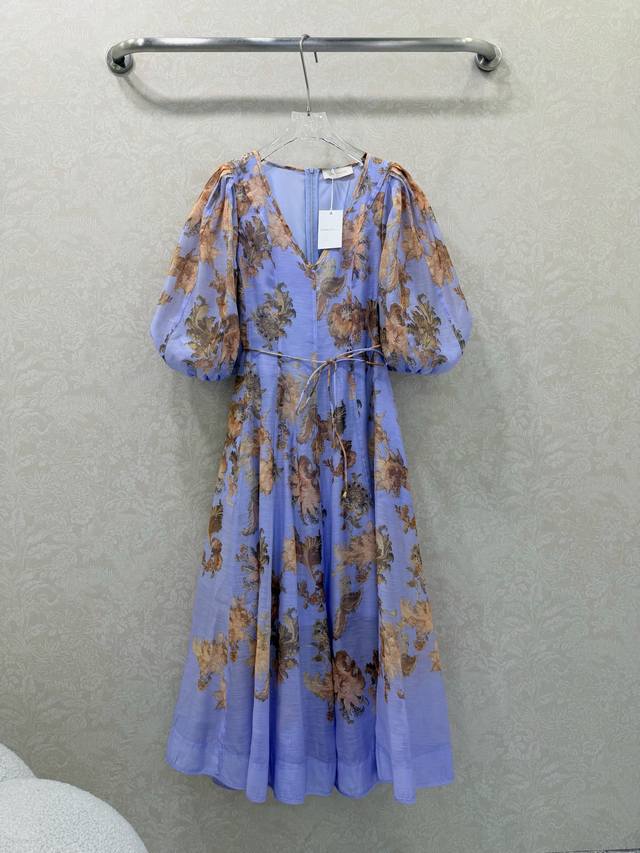 Zimmerman*兹 默曼 26早春新款连衣裙 V领蓬蓬泡泡袖公主袖设计 长款出货搭配定制腰带 腰部鱼骨撑 更加修身立体 剪裁好身材 通体紫色花卉满满的奢靡高