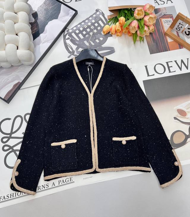 Chanel小香新款鎏金羊绒开衫：把“云朵奢感”穿在身上， 经典撞上定制羊绒纱线，每一寸都是显贵的小心机 纱线奢享：定制级羊绒混纺，裹身是云朵般的软糯暖绒，黑纱