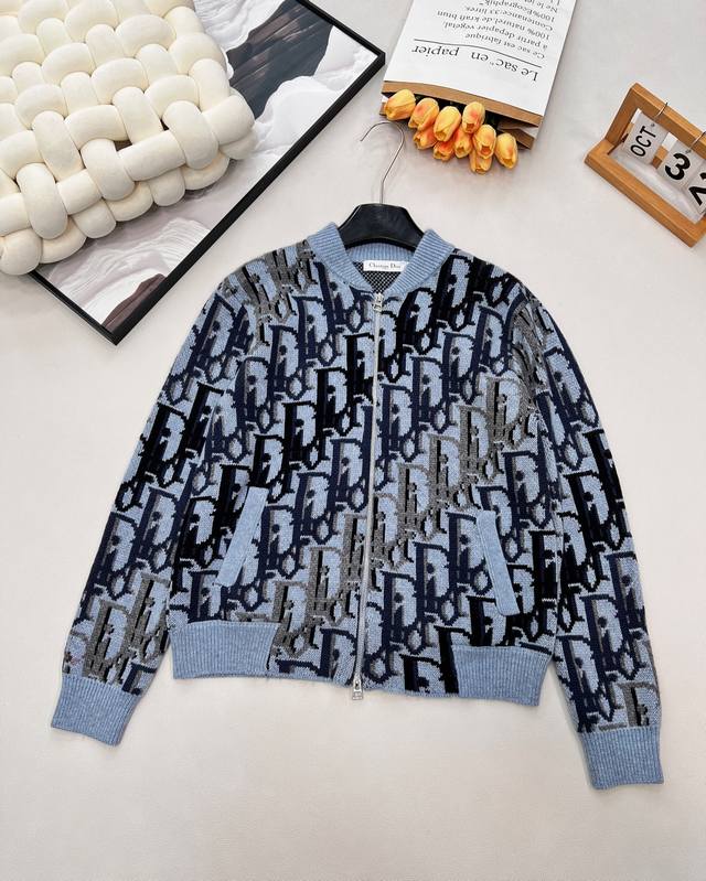 Dior25新款针织开衫长袖满幅标志性Dior字母提花 棒球领拉链设计 利落有型 细节处针织纹理细腻 口袋与罗纹收口尽显质感 ，立领拉链开衫，一开一合间，优雅自