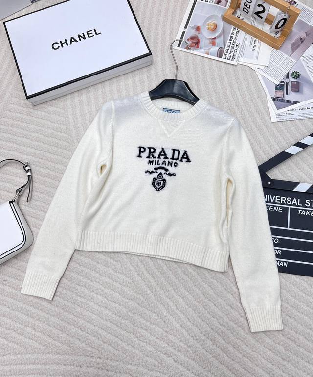 prada24Ss普拉达早春新款字母徽标毛衣，经典了而且上身超舒服 面料超鸡柔软 绝了 小短款的款式很显瘦显小小一只胸前字母设计增加细节感下摆螺纹收口保暖性很好
