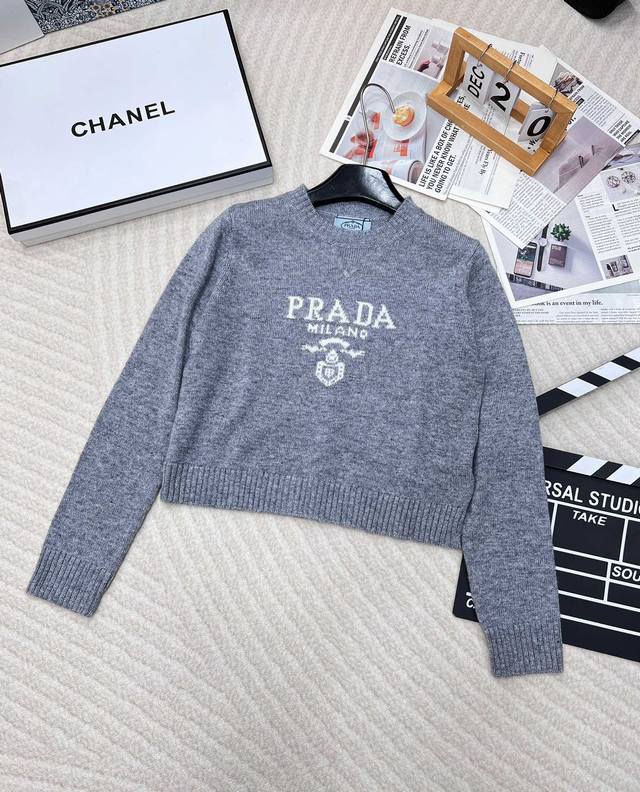 prada24Ss普拉达早春新款字母徽标毛衣，经典了而且上身超舒服 面料超鸡柔软 绝了 小短款的款式很显瘦显小小一只胸前字母设计增加细节感下摆螺纹收口保暖性很好