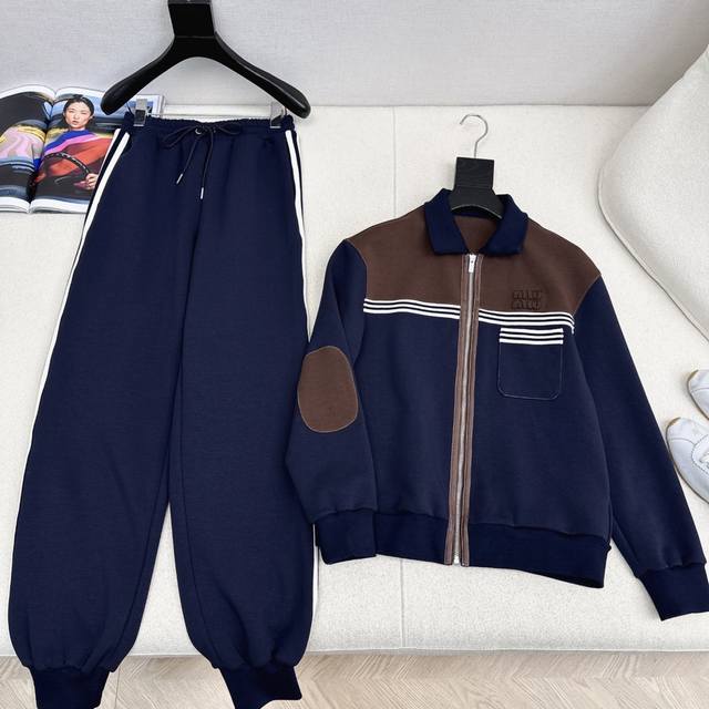 缪系穿搭 Miu 25Ss 秋冬最新款拼接做法休闲套装翻领休闲夹克外套+松紧腰休闲裤 超级好穿的一套 不管是一套搭配或者单独穿都很百搭 休闲运动风 老钱有气质