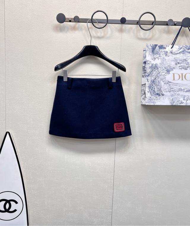 Miumiu 学院风时髦气质红线刺绣字母半裙 采用高品质绵羊毛毛呢面料 很好打理 抗皱挺括有型 整个版型剪裁不挑人非常藏肉 面料亲肤光滑，内含防走光里衬 辨识度