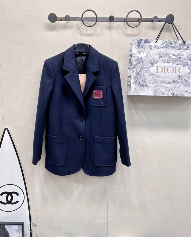 Miumiu 学院风时髦气质金线刺绣字母西装毛呢外套， 采用高品绵羊毛毛呢面料，很好打理 抗皱挺括有型 整个版型剪裁不挑人非常藏肉 张元英林允儿等众多明星博主同