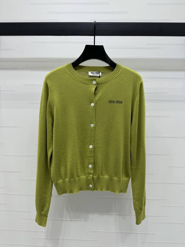 上新原单高端品Miumi* 2026秋冬最新系列！圆领针织开衫！定制Yb羊毛针织材质 柔软舒适 圆领长袖开衫 单排襟扣点缀 胸前钩花字母装饰 彰显调性 轻薄舒适