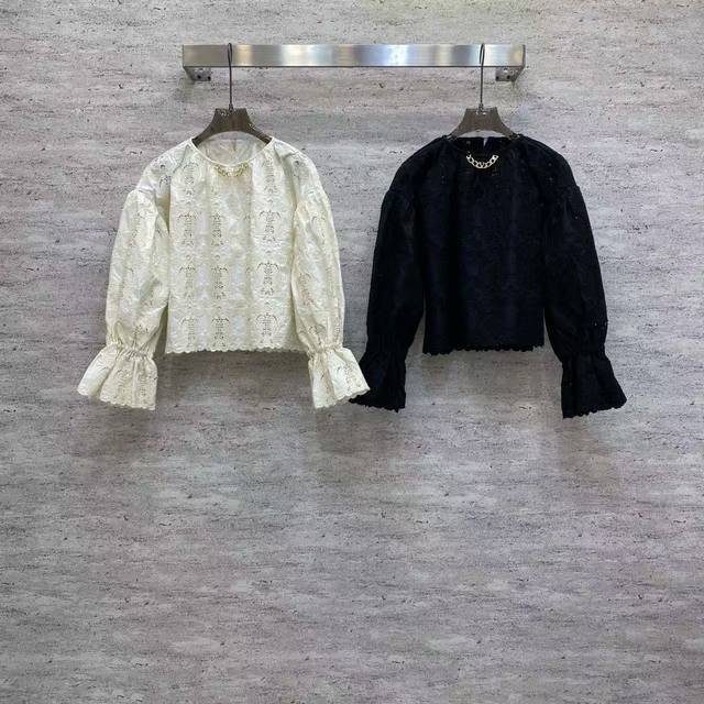 Va2026 Sp 精品刺绣上衣 这款蕾丝提花短款上衣，采用泡泡袖+喇叭袖口设计，金属链条装饰领口，黑白两色复古精致，轻松打造甜酷少女风。 颜色：黑，白 面料: