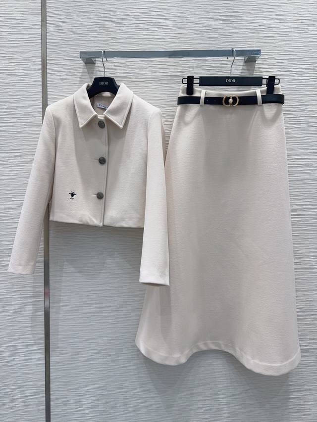 Christian Dio* 2025Fw最新时尚套装 经典又有型 自带气场 面料质感很奈斯 时髦又高级 颜色超级正 上身显白又显瘦 自带酷帅感的系列 走路都带