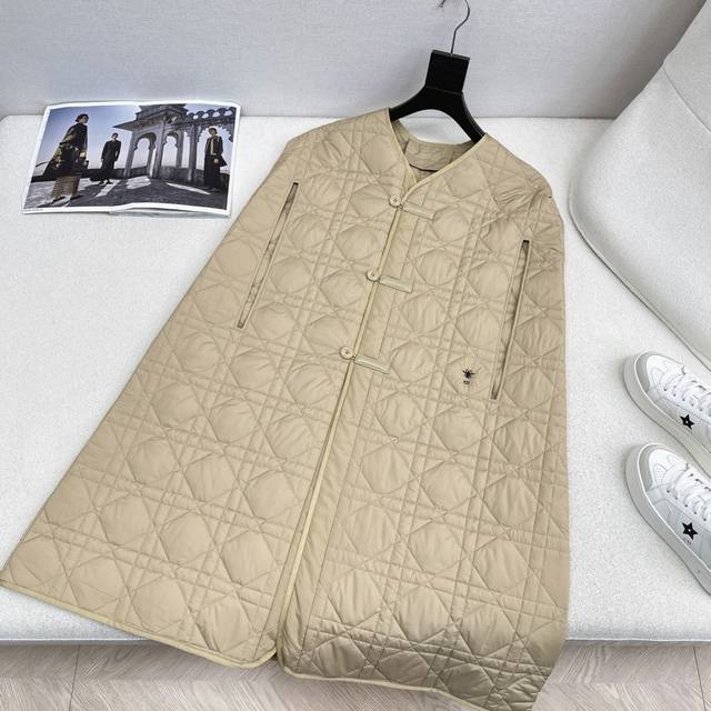 Cd 25Ss 秋冬最新款戴妃藤格纹衍缝夹棉翻领长款外斗篷外套减龄少女气质 H长款版型斗篷剪裁 帅气又时髦 完美演绎摩登高级的气质女神 进口记忆尼龙面料夹棉 质