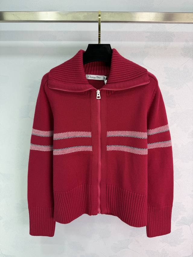 Dio*25秋冬新款针织拉链开衫，羊毛羊绒柔软亲肤，经典拉链设计+翻领，休闲又有型，胸前两条白色编织条纹+背后五角星点缀，细节满分~红色超显气场，节日或日常都能