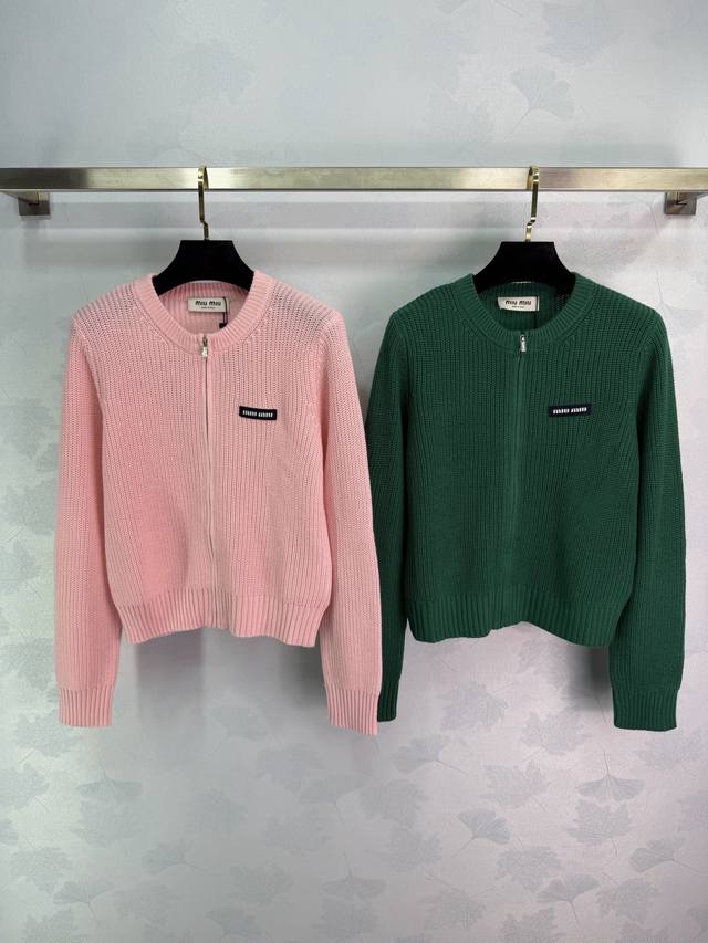 Miu*26早春新款拉链针织开衫，柔软舒适，竖条纹设计超显瘦2色3码Sml T226B
