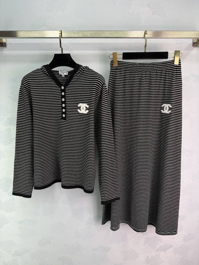 Ch*25秋冬新款条纹针织套装 连帽针织衫+高腰半身裙，黑白配色简约又经典，胸前和腰部点缀双C标志，辨识度超高针织面料柔软舒适，宽松剪裁，随性又优雅，日常休闲或