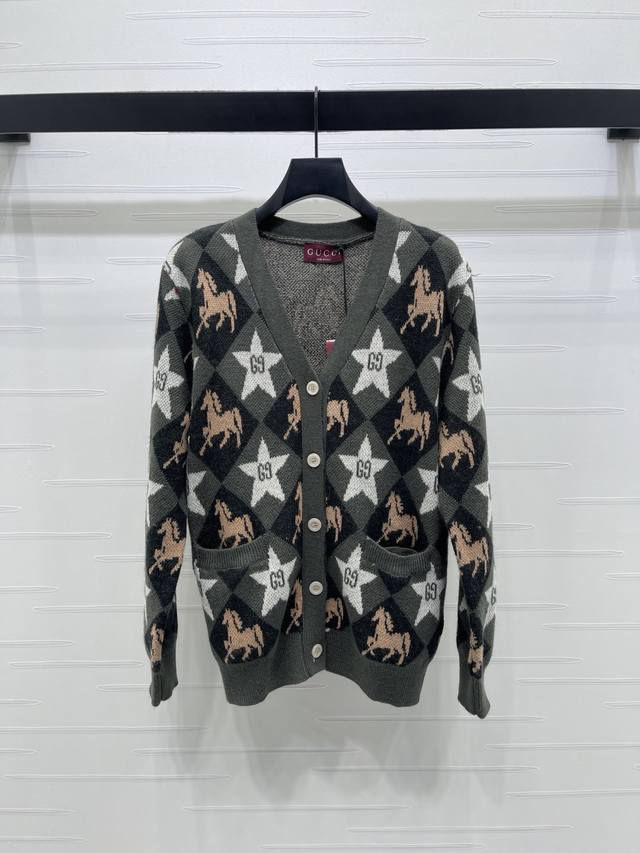 上新原单高端品质Gucc* 2026早春最新系列！马年限定 V领提花针织开衫！定制羊毛纱线织造，质感上乘，穿搭舒适，V领针织开衫版型，成衣以螺纹包边收窄，设计保