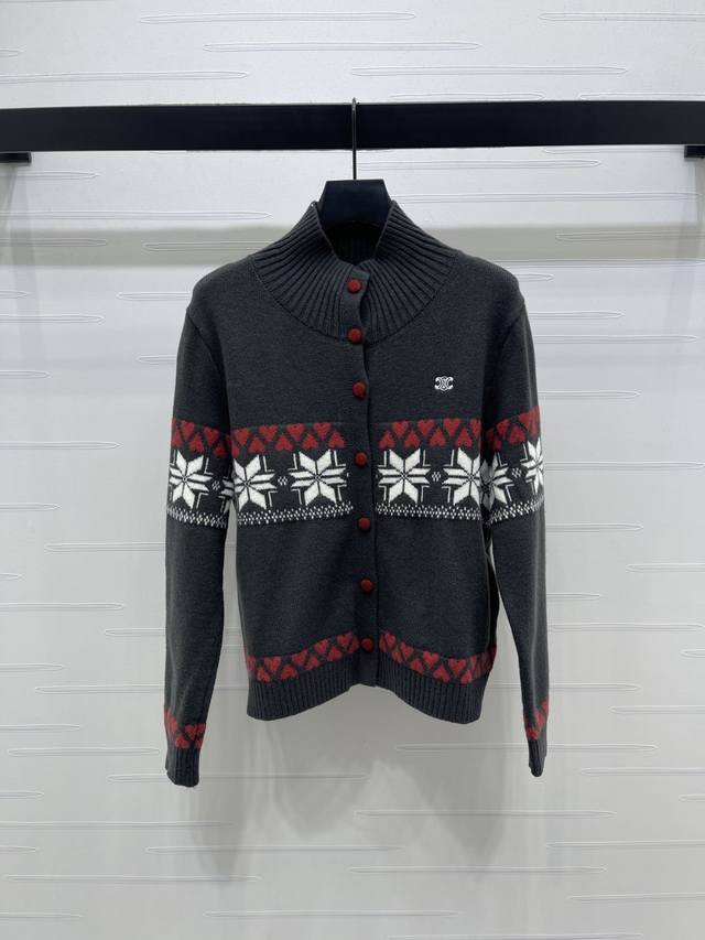 上新原单高端品质 Celin*2025秋冬最新系列！爱心雪花圆领长袖开衫！定制羊毛针织材质，柔软细腻，质感舒适，立领开衫剪裁，通体螺纹包边弹力裹举报更保暖，单侧