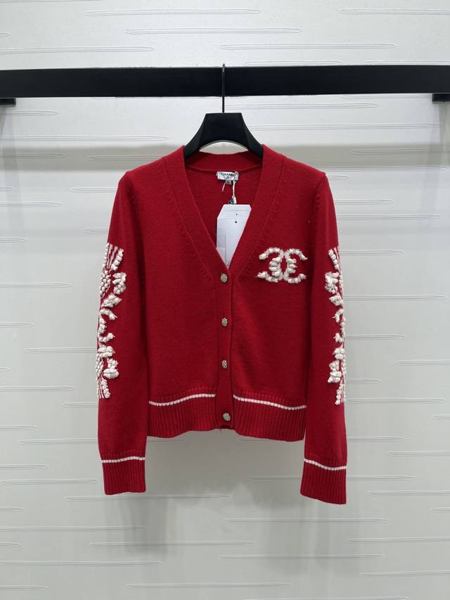 上新原单高端品质 Chane* 2025秋冬最新系列！山茶花V领针织开衫！定制羊绒纱线织造，密度细针织造，清晰刺绣钩针肌理，软糯质地，舒适亲肤，V领纽扣正肩开衫