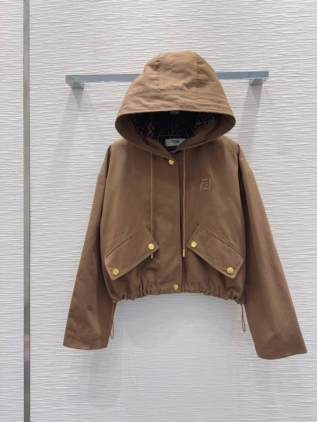 Fend* 2025Fw新款外套 英伦风气质 经典款设计 上身精致又干练得体，搭配起来随心应手！定制的进口面料挺括有型 满满的高级感。质感十足，时尚潮流 ，推荐