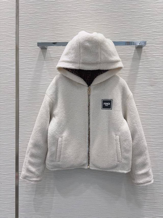 Fend* 2025Fw新款外套 双面可穿 出货即爆单 定制进口密度进口面料 特殊材质有肌理感 每个小细节都非常注重 恰到好处的高级感 立体剪裁 让成衣上身更为