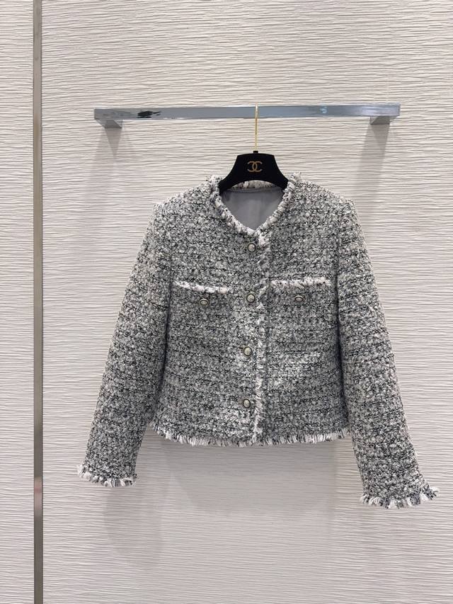 Chane* 2025Fw新款小香风法式 经典造型外套 30%羊毛 一眼就爱上了，版型设计能很好的修饰颈部线条，上身气质立马提升，定制纽扣，版型上身巨好看，颜色