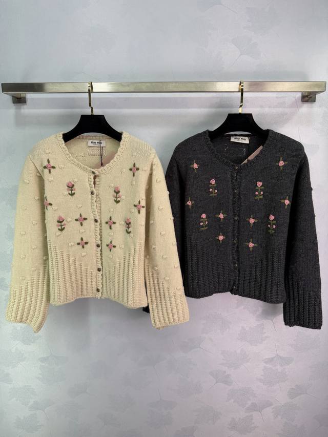Miu*25秋冬新款花卉刺绣针织开衫，柔软针织面料，穿着舒适又保暖。手工立体花卉刺绣+复古玫瑰纽扣，法式优雅感满满。正肩设计修饰身形，通勤休闲都能轻松驾驭！2色