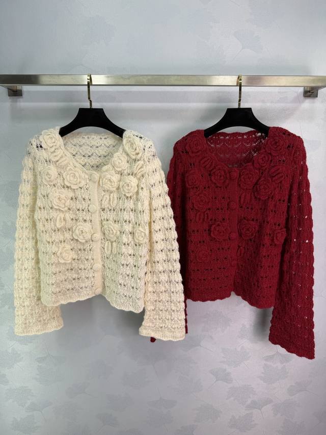 Er*26早春新款手工花朵开衫，定制羊毛柔软细腻又轻盈，微透蕾丝感超仙，手工立体蔷薇花朵+钩织花边，细节满分，纽扣也是手工制作，艺术感拉满宽松直身版型，遮肉显瘦