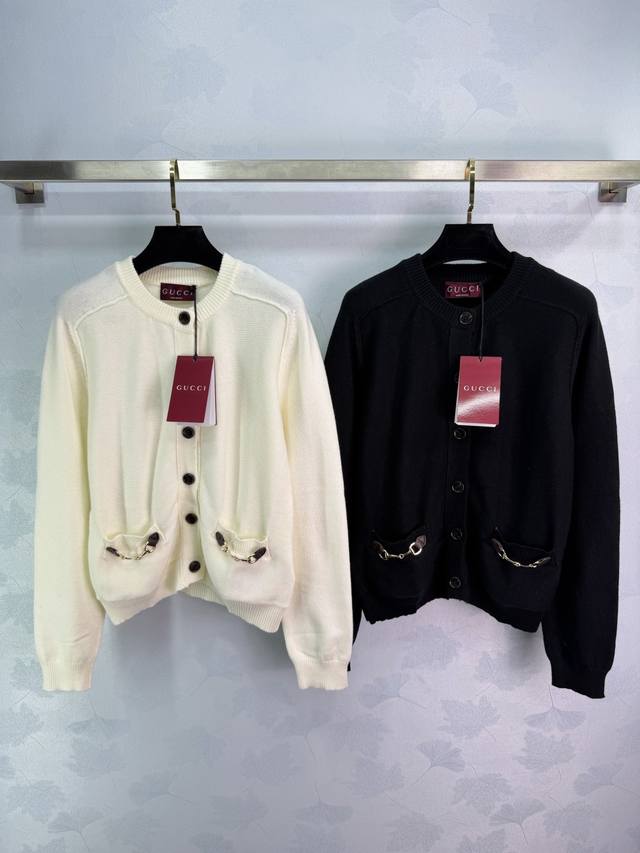 Gu*26早春新款针织开衫，采用柔软羊毛 触感超细腻，黑色纽扣+马衔扣金属装饰，细节满分，圆领设计，显瘦又百搭，搭裙装或高腰裤都很优雅休闲~简约中带点奢华，通勤