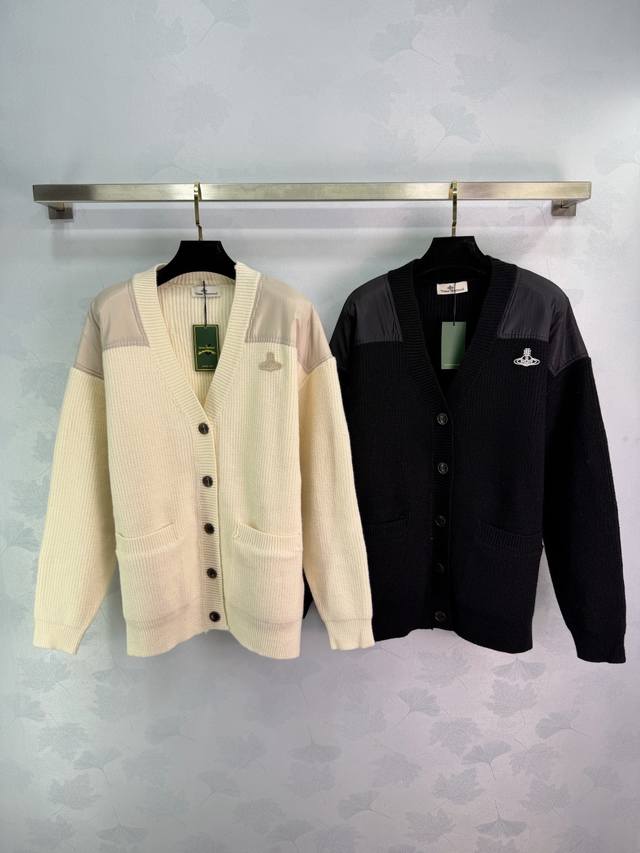 西太*2025秋冬新款V领土星徽标针织毛衣 定制Yb羊毛纱线织造，质感高级，穿搭舒适，高领针织V领开衫裁剪，纽扣开襟松解调整穿法，大身两肩拼接尼龙面料，胸前土星