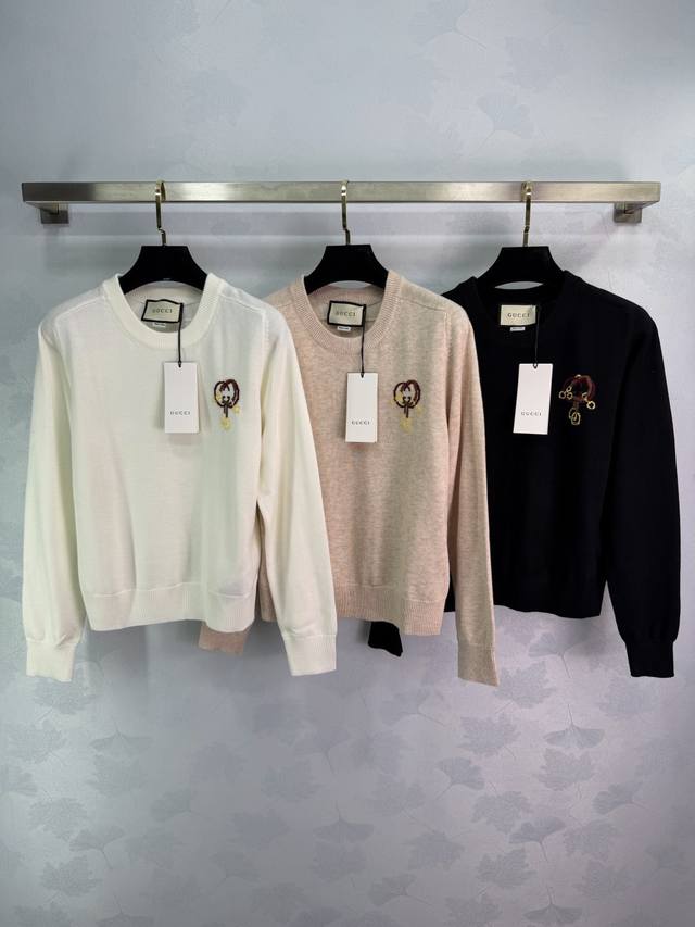 Gucc*2026 早春最新系列！贺岁刺绣字母徽标针织毛衣！新年贺岁系列！定制羊毛纱线织造，穿搭舒适，质感十足，圆领针织套头毛衣裁剪，通体胸前双G字母徽标，点缀