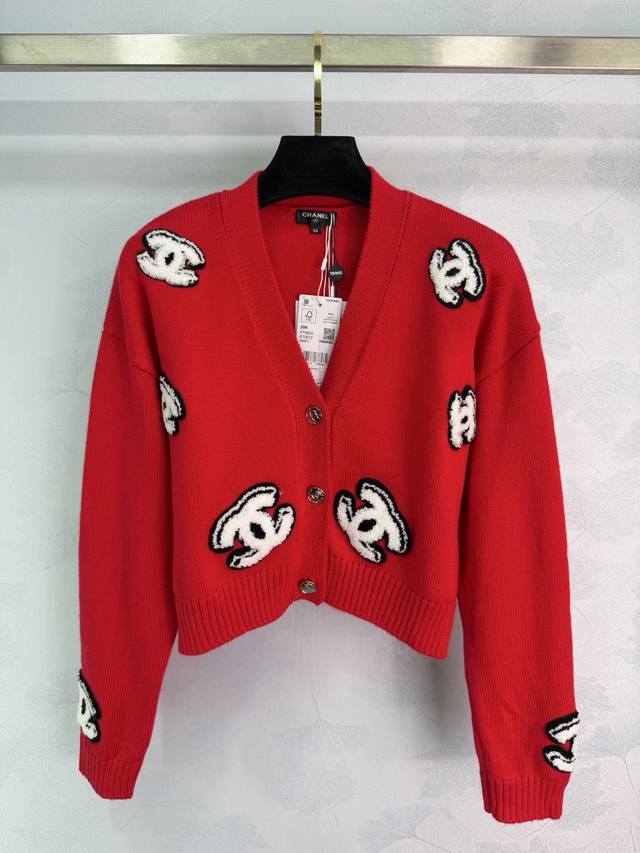 Ch*25秋冬新款针织开衫，采用高品质羊毛触感超柔软，保暖力满分1色3码Sml T226B