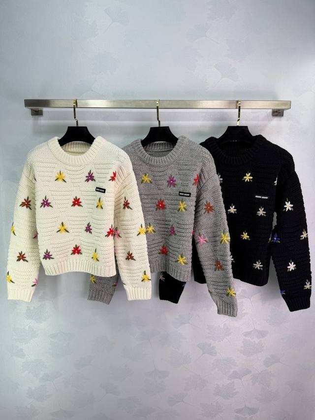 Miu*25秋冬新款圆领毛衣 羊毛面料柔软又保暖 点缀多彩花卉刺绣 设计感满满 细节超赞 日常休闲或文艺风都能轻松驾驭，舒适又有个性3色3码Sml T226B