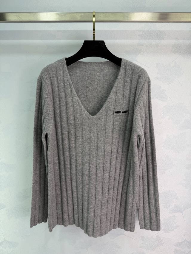 Miu*2025秋冬新款V领针织衫，羊毛羊绒混纺，柔软亲肤超舒服经典V领+修身版型，竖向坑条纹理显瘦又有层次感 。胸前黑色刺绣Logo点缀，细节满分，低调又有辨
